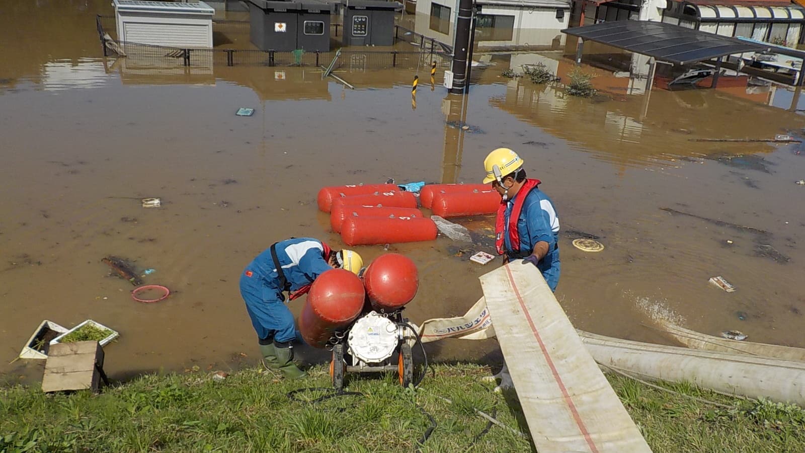 救急排水用ポンプ車作業状況１